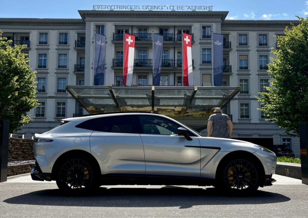 AstonMartinDBXSilverSide