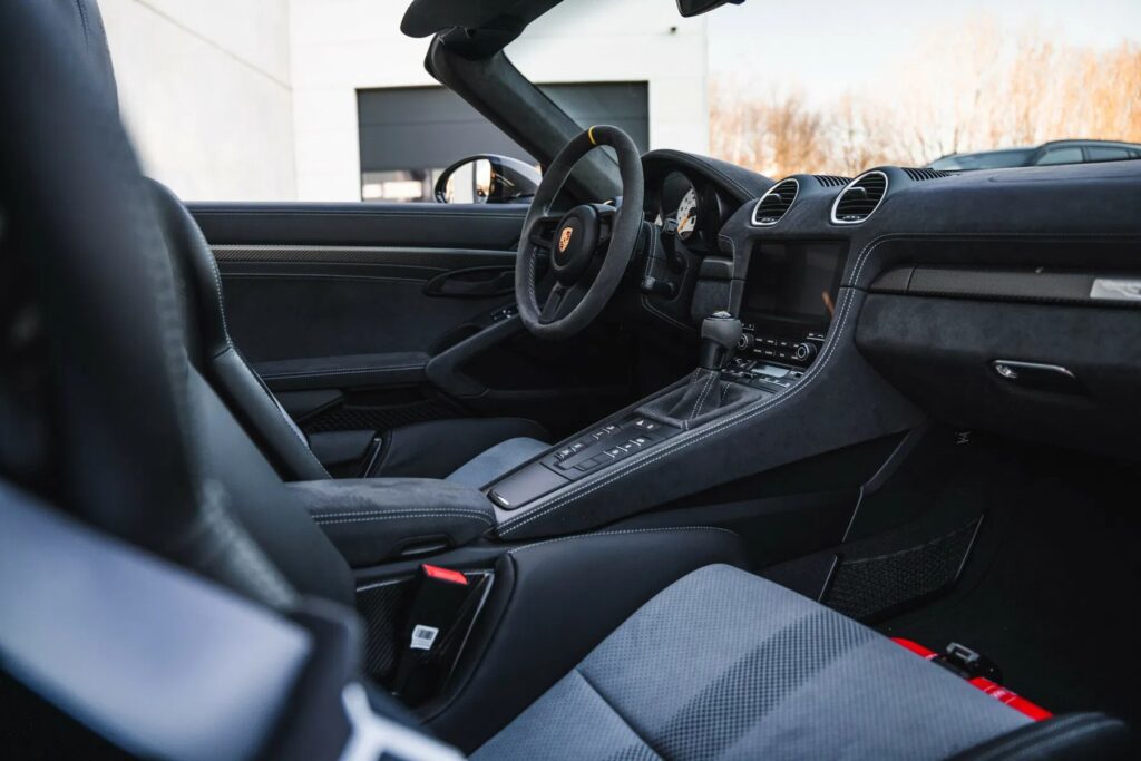 Porsche 718 Spyder RS Interior 5