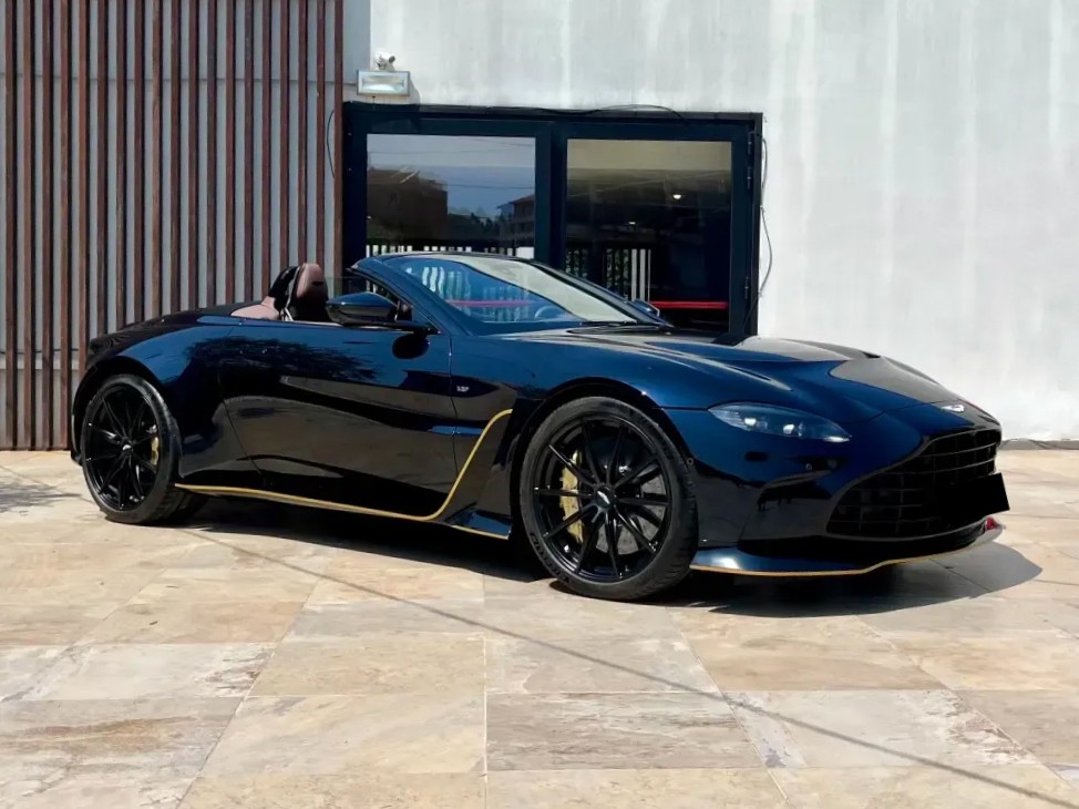 Aston Martin V12 Vantage Roadster Front